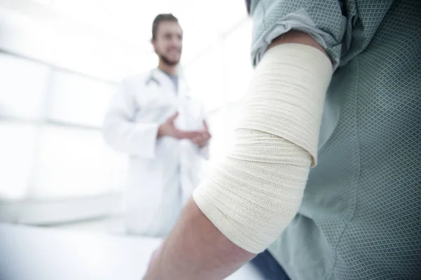 Orthopedist in gesprek met de patiënt. — Stockfoto