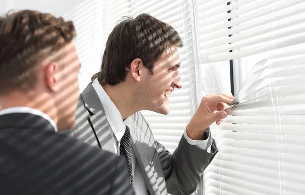 La gente de negocios mira en la oficina de la ventana —  Fotos de Stock