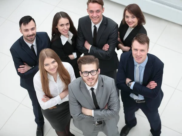 Grupo de jovens empresários olhando para cima — Fotografia de Stock