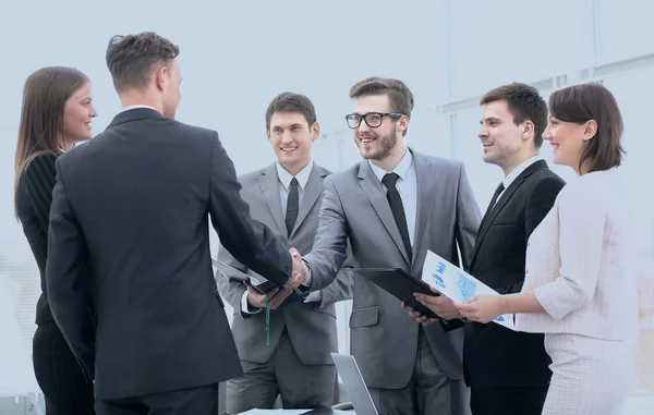 Handschlag von Geschäftspartnern vor der Finanztransaktion — Stockfoto