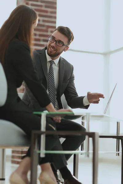 Coworking, gestionnaire créatif montrant une nouvelle idée de démarrage — Photo