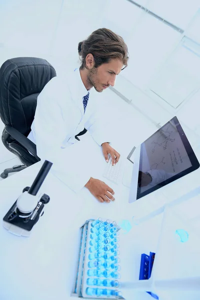 コンピュータに座っている科学者医師の上からの眺め. — ストック写真