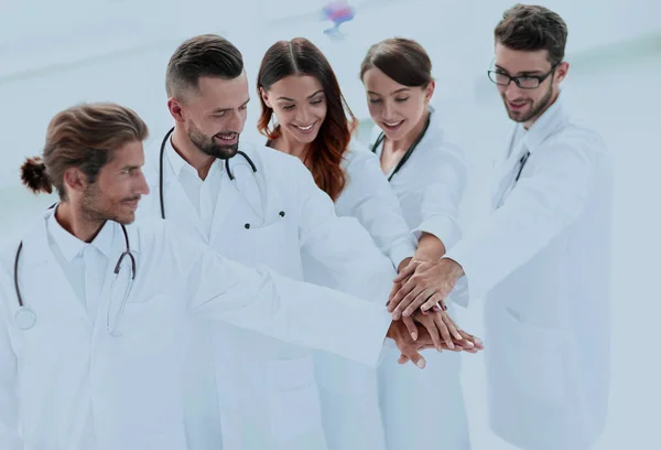 Радісні лікарі пишаються своєю командною роботою — стокове фото