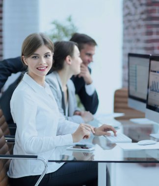 Masada oturan genç bir çalışan.