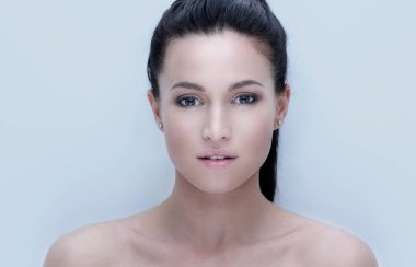 yakın çekim günlük makyaj ile genç bir kadın. Cilt Bakımı kavramı