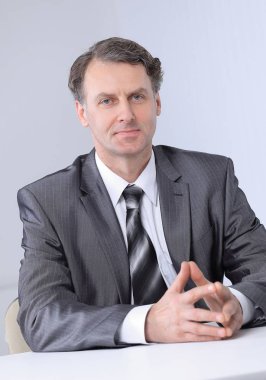 Masada oturan işadamı portresi