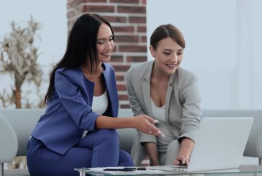 İş insanlar konuşma. Elinizdeki teknoloji