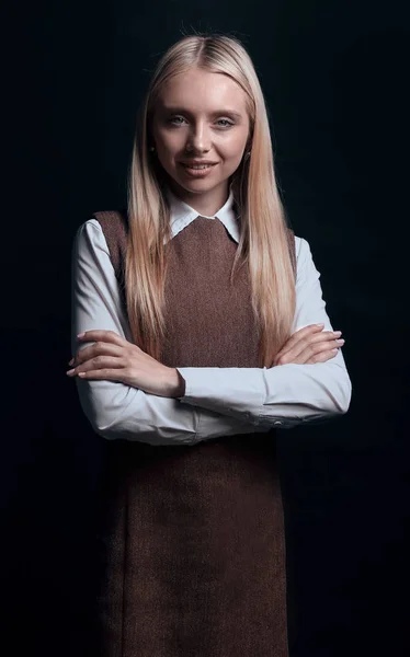 Retrato de uma jovem mulher de negócios confiante. isolado sobre um fundo escuro . — Fotografia de Stock