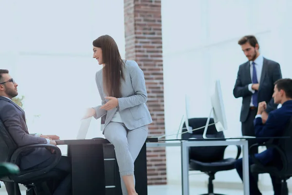 Gente de negocios discutiendo sobre nuevo proyecto de negocio en la oficina. — Foto de Stock