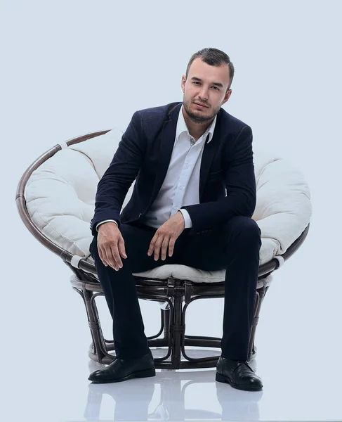 Jovem empresário sentado em uma cadeira confortável — Fotografia de Stock