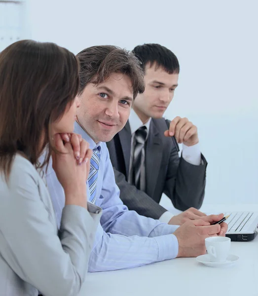 Jefe de equipo de negocios sentado en Desk —  Fotos de Stock