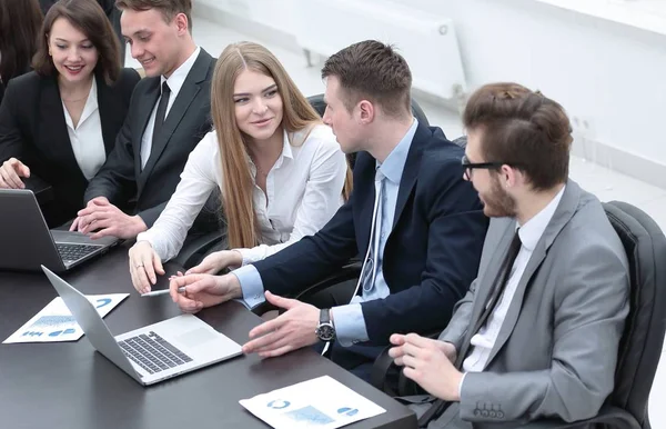 Equipe de negócios no local de trabalho no escritório — Fotografia de Stock