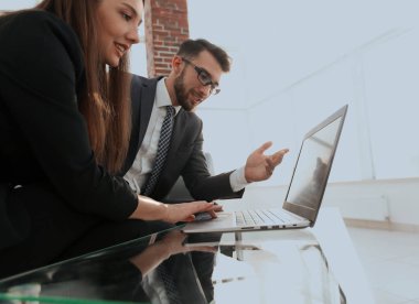 Genç arkadaşları birlikte çalışma office