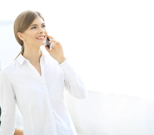 Primer plano de la mujer de negocios hablando por teléfono . — Foto de Stock