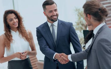 karşılıklı iş ortakları ofiste.