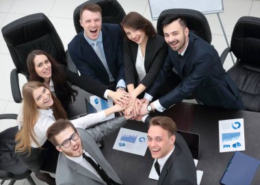 iş takım birlikte masada sıktı elleri ile