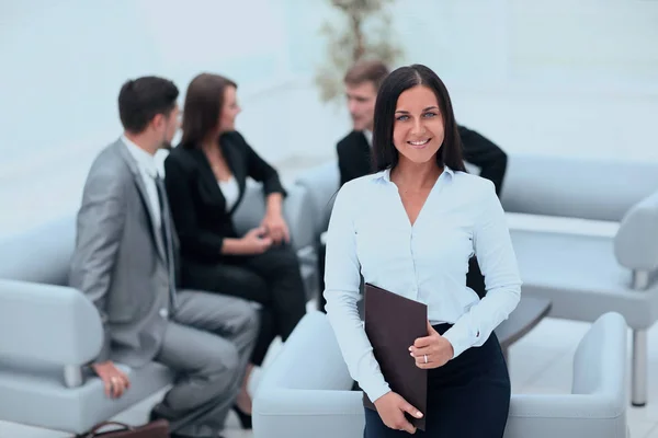 Sorridente assistente feminina com documentos — Fotografia de Stock