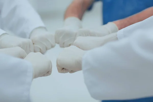 Medici e infermieri coordinano le mani . — Foto Stock
