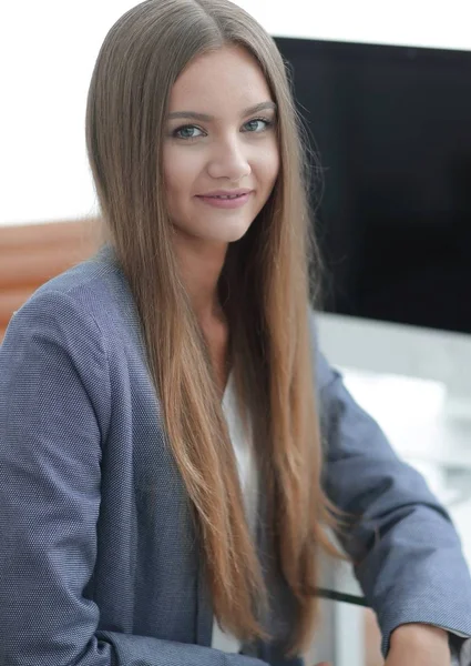 Funcionário do escritório feminino sentado em uma mesa — Fotografia de Stock