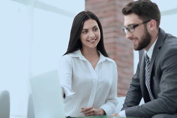 Primer plano de los empleados de la empresa que se comunican en la oficina — Foto de Stock