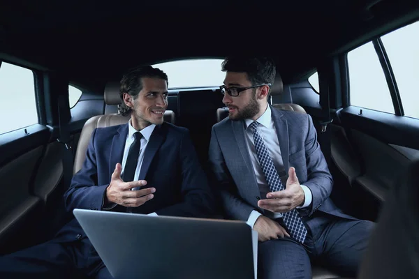 Dua pengusaha berbicara sambil duduk di dalam mobil — Stok Foto