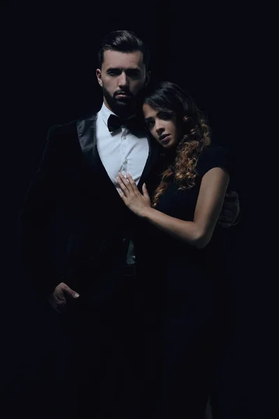 Retrato de casal de moda em fundo preto — Fotografia de Stock