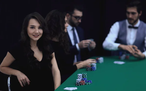 Moderní obchodní žena sedí u stolu kostky v kasinu. — Stock fotografie