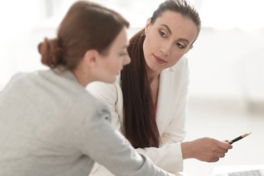 kadın tasarımcı ve istemci