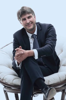 Yorgun işadamı dinlenme, yumuşak bir sandalyede oturuyor.