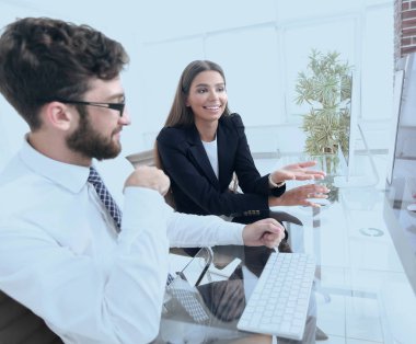 işadamı ve bir masada oturan kadın Yardımcısı