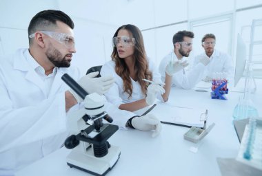 Grup genç bilim adamı bir çalışmanın sonuçlarını tartışıyor