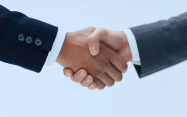 İş adamlarının el sıkıştığı bir anlaşma.