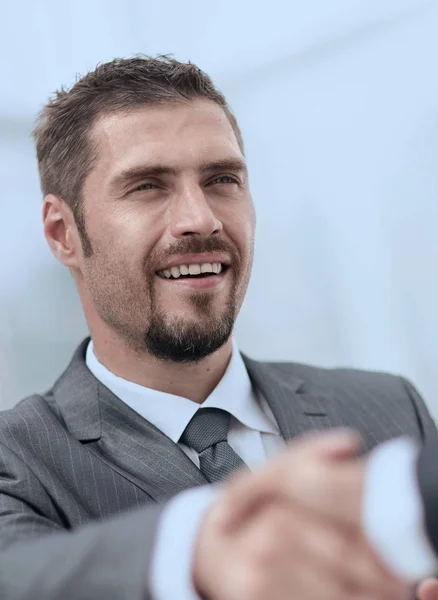 Primo piano .the Manager stringe la mano con il cliente — Foto Stock