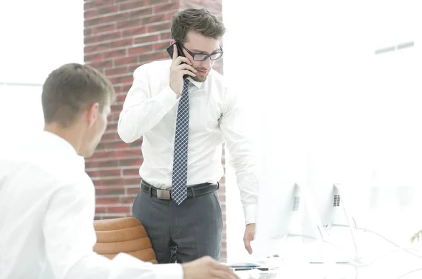 Uomo d'affari sicuro risolve i problemi di lavoro — Foto Stock