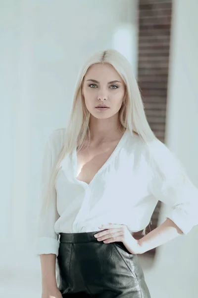 Retrato de mujer de negocios joven y segura — Foto de Stock