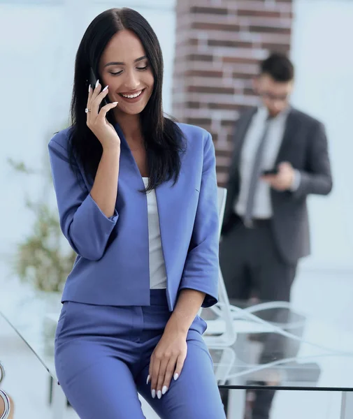 Aantrekkelijke brunette zakenvrouw praten op mobiele telefoon met c — Stockfoto
