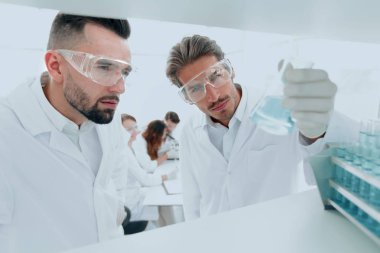 portre. bilim adamı ve cam tüp çözümde eğitim asistanı