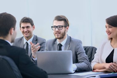 Office İstemci Yöneticisi ile iletişim kurar