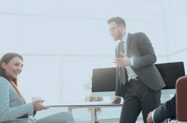 İş ekibinin üyeleri ofiste konuşuyor.