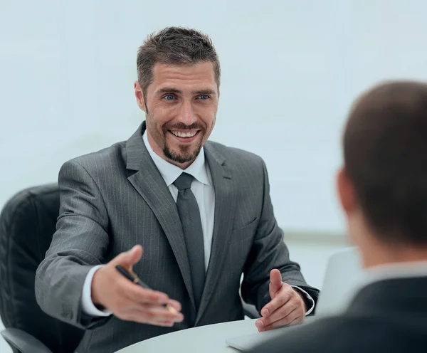 Närbild. Manager och klienten diskuterar villkoren för avtalet på kontoret. — Stockfoto