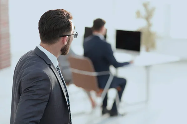 Moderner Geschäftsmann im Amt. — Stockfoto