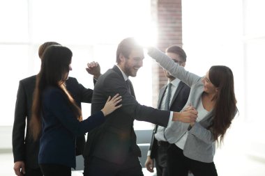 Onların c tebrik bir hevesli iş takım portresi