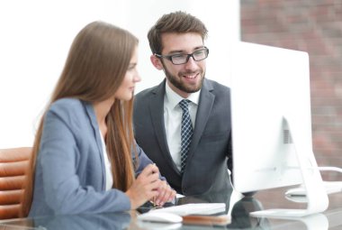 bir bilgisayardaki bilgilere tartışırken iş arkadaşları