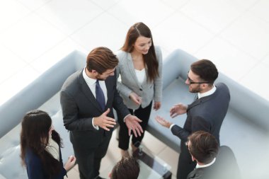 üst üste ofisinde mutlu gülümseyen iş takım ayakta.