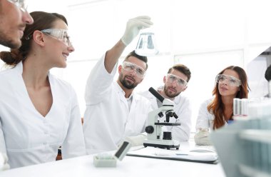 Grup genç işçilerin Biyokimya laboratuarında çalışıyor,