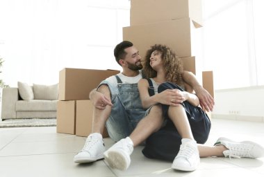 Yeni dairende evli çift oturma yakınındaki karton kutuları