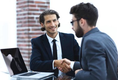 portre. bir ofiste iş el sıkışma.