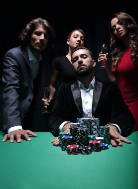 Çekici genç beyaz adam olun bahis casino