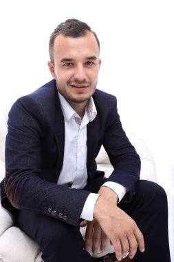 genç işadamı rahat bir sandalyede oturuyor