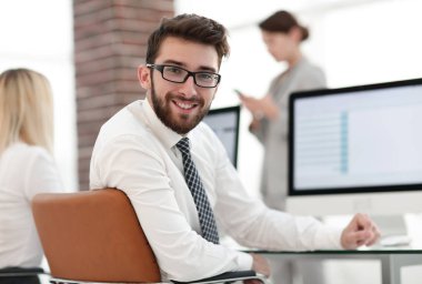 ekranın önünde oturan deneyimli programcılar.